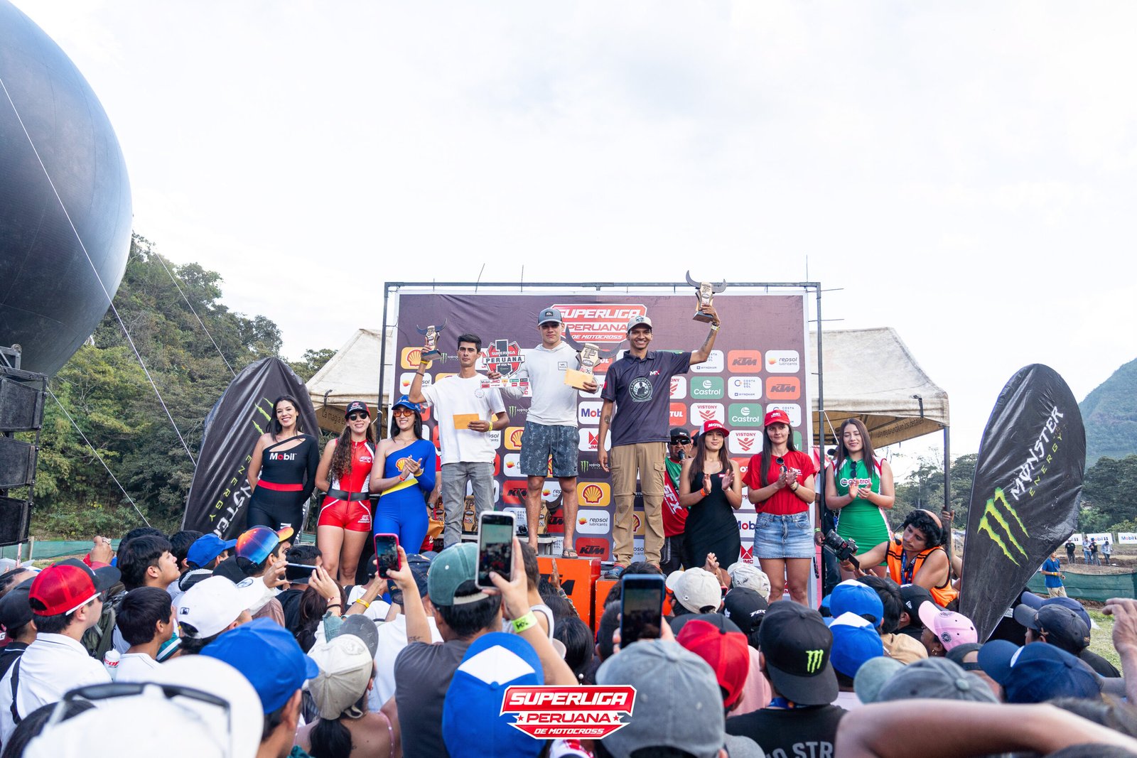 Podio de motocross en Oxapampa