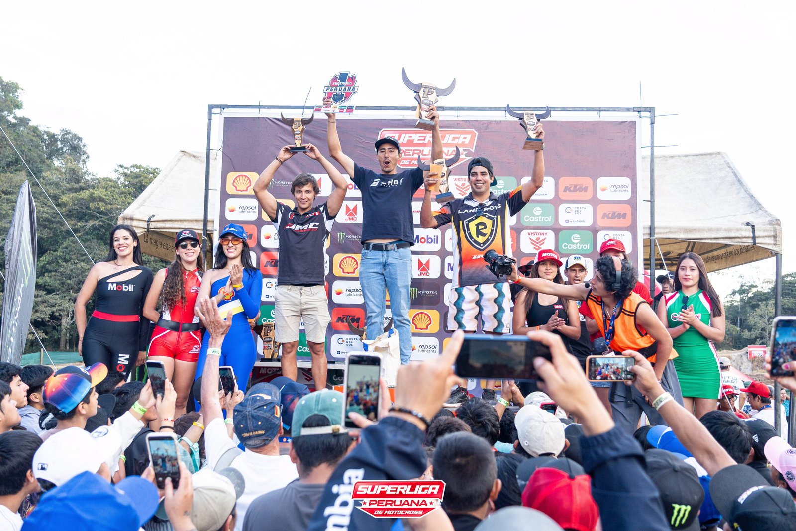 Campeones en el podio de Oxapampa
