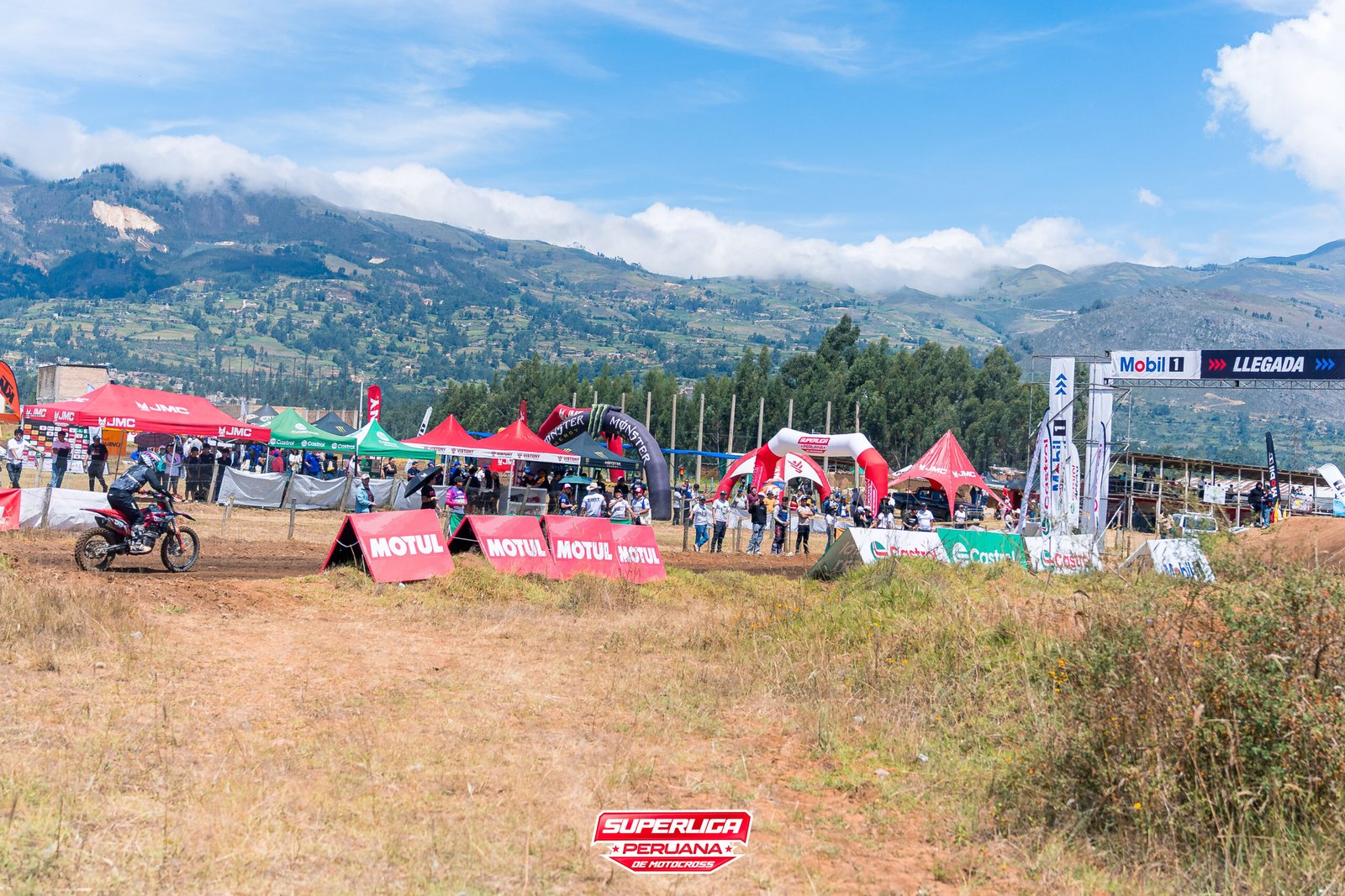 Competencia de motocross en Cajamarca