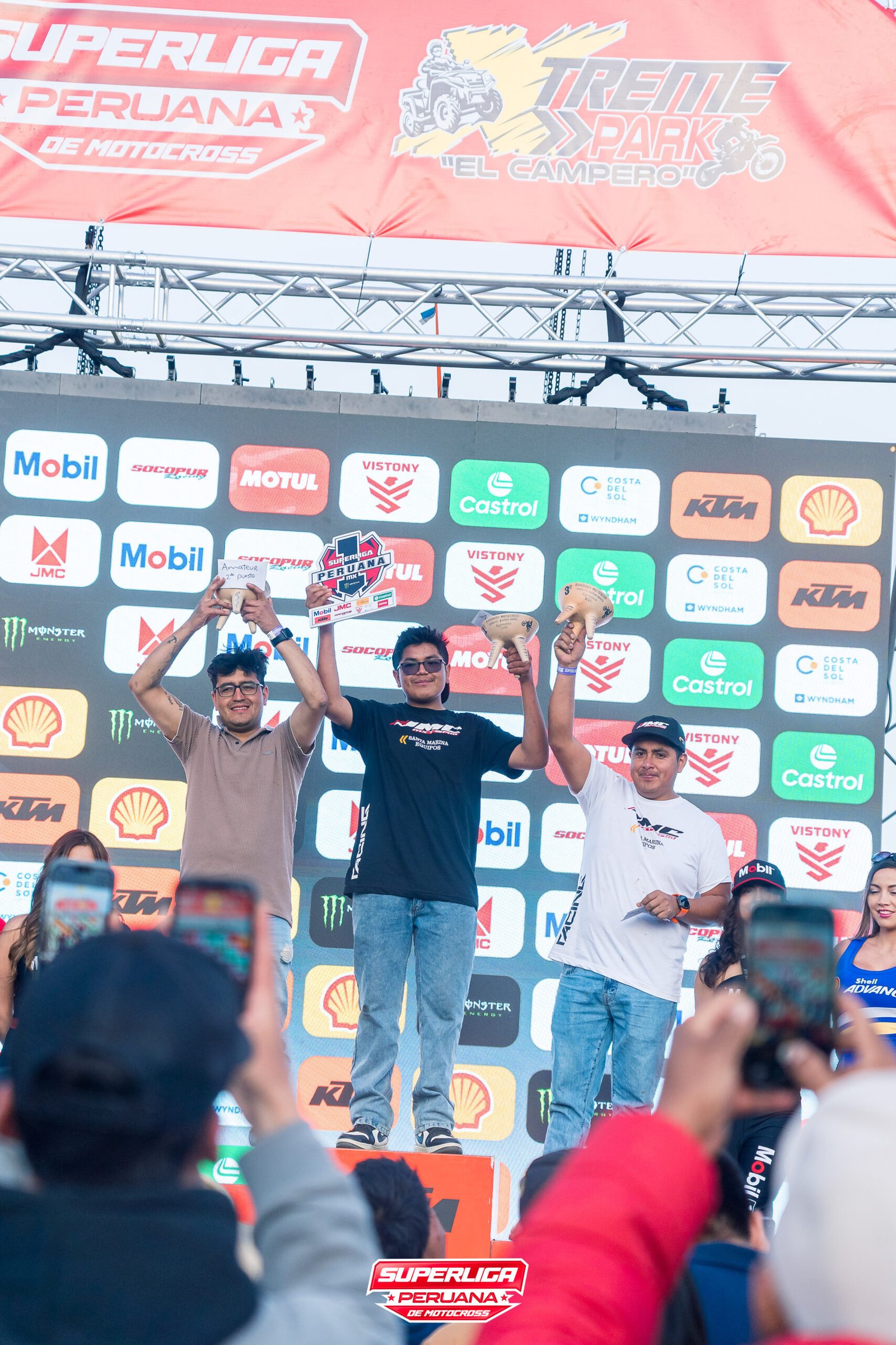 Campeones en el podio de Cajamarca