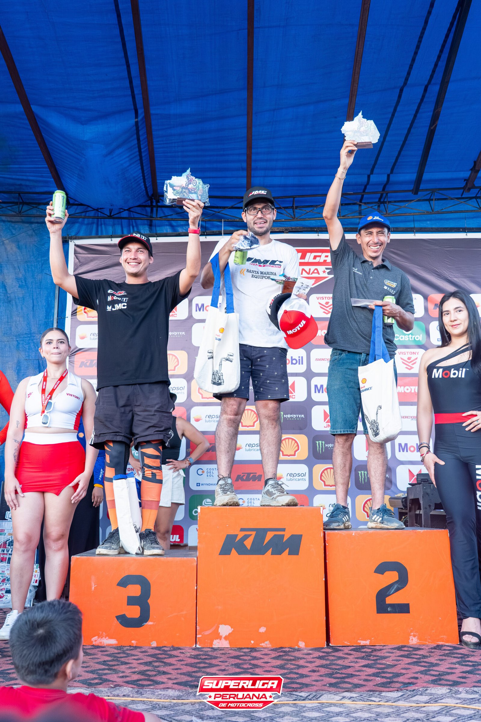 Campeones en el podio de Puerto Maldonado